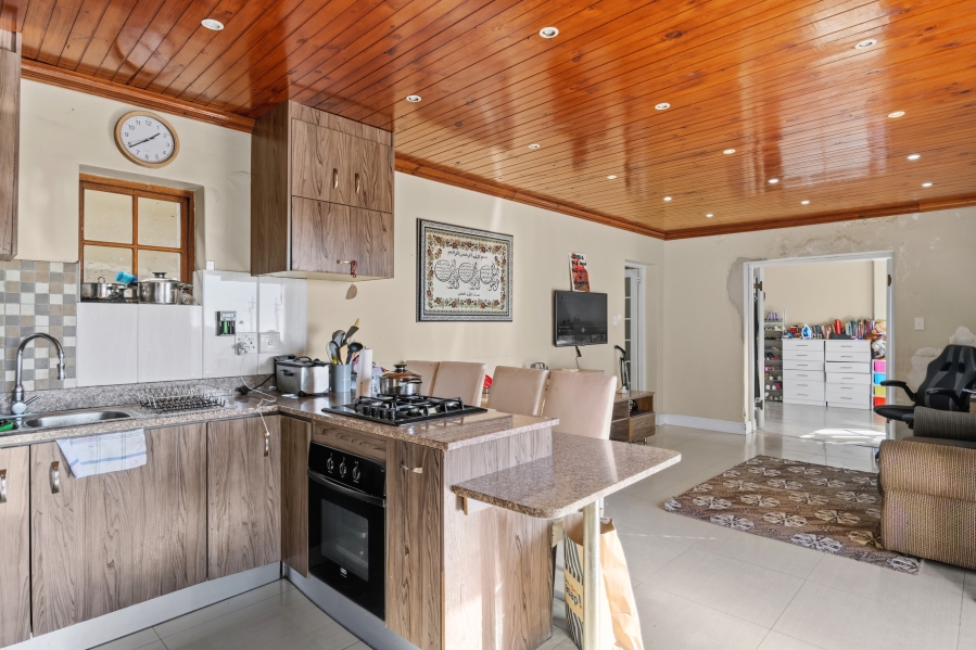 8 Bedroom Property for Sale in Walmer Estate Western Cape
